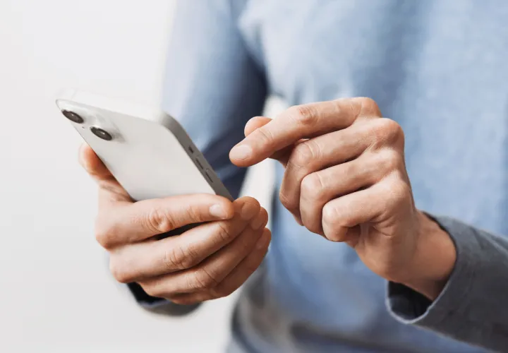 スマホを持った男性