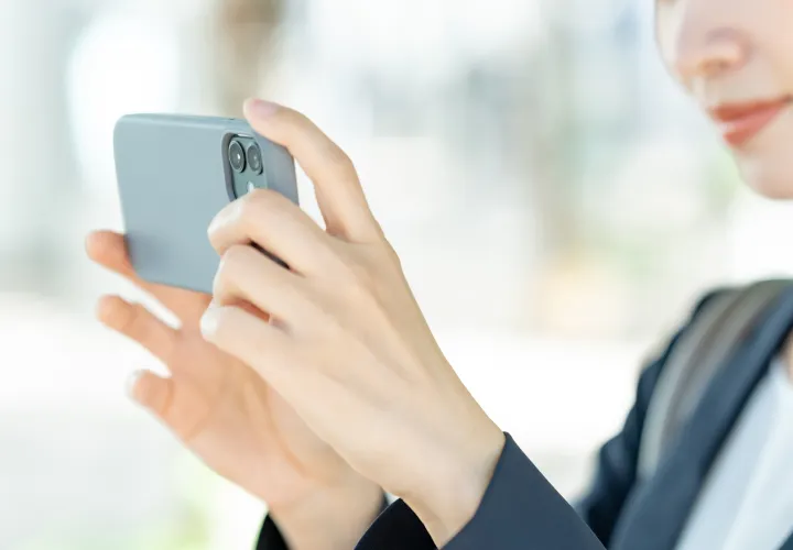 スマホで撮影している人