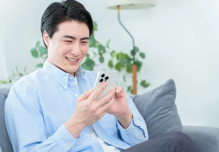 スマホを見る男性